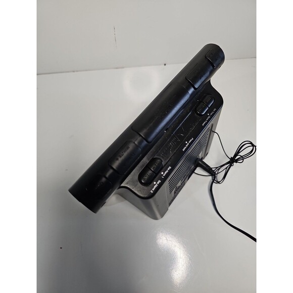 RCA RC142-D AM/FM Radio Alarm Clock with USB. Dial Alarms, Audio In your phone - Picture 4 of 7